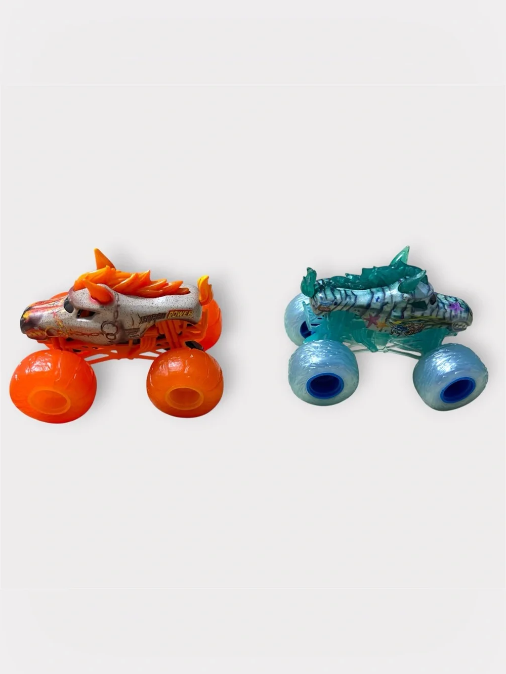 Monster Jam Earth vs Surf Loose 2-Pack - Horse Power & Aqua Stallion 1:64
